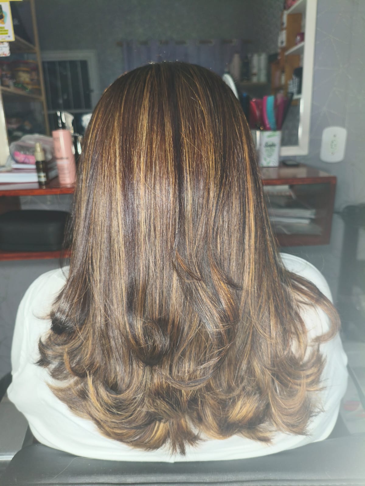 Cabelo com luzes finalizado no Salão das Amigas JC